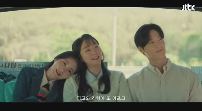 '백번의 추억' 최종회는 노상식(박지환)의 비극적인 복수와 고영례(김다미)의 숭고한 희생을 그리며 막을 내렸다. 미스코리아 진이 된 서종희(신예은)를 향한 노상식의 공격을 고영례가 대신 막아서며 혼수상태에 빠졌지만, 기적적으로 깨어나 친구와 화해했다. 모든 갈등을 해소한 주인공들은 저마다의 상처를 보듬고 새로운 삶을 시작했으며, 특히 고영례는 한재필(허남준)의 프러포즈를 받으며 찬란한 해피엔딩을 맞이했다.