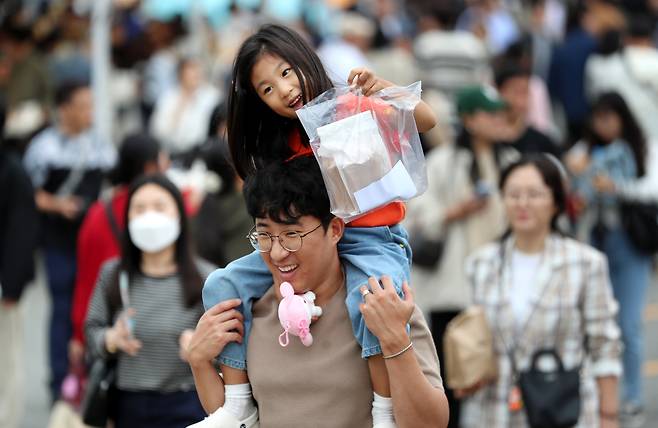 18일 대전 빵축제을 찾은 한 어린이가 구매한 빵을 들고 즐거워하고 있다. /신현종 기자