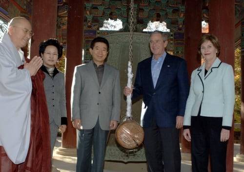 노무현 대통령과 조지 W 부시 미국 대통령이 2005년 11월 17일 부산 APEC을 계기로 경주에서 정상회담을 마친 후, 부부동반으로 불국사를 찾았다. 불국사에서 범종을 친 후, 주지 종상스님의 설명을 듣고 있다./청와대