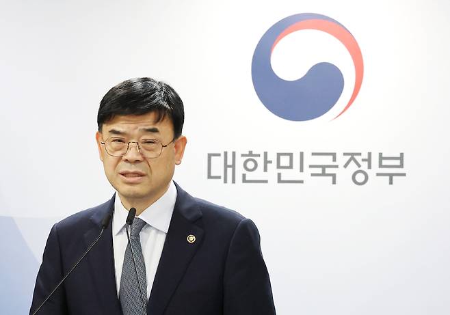 이상경 국토교통부 1차관이 21일 오후 서울 종로구 정부서울청사에서 외국인 토지거래허가구역 지정 관련 합동 브리핑을 하고 있다. /뉴스1