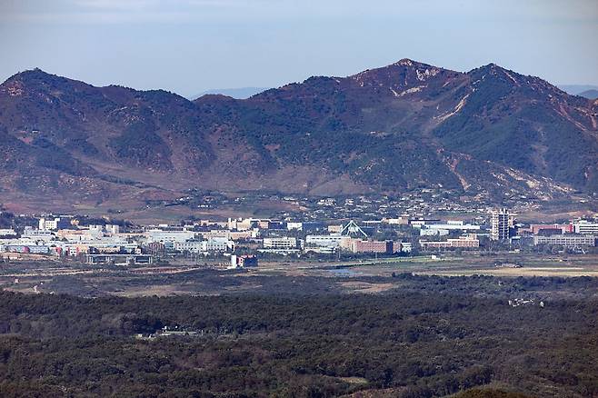 경기 파주시 접경지역에서 바라본 서부전선 비무장지대(DMZ)와 개성공단 일대./연합뉴스
