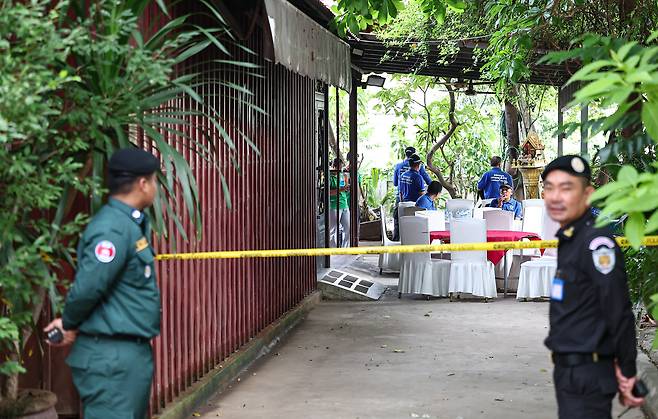 캄보디아 현지 경찰들이 20일(현지 시각) 캄보디아 프놈펜 턱틀라사원에서 지난 8월 보코산 지역의 온라인스캠범죄단지에 감금돼 고문 끝에 숨진 대학생 박모씨의 시신을 부검을 앞두고 대기하고 있다. /뉴스1