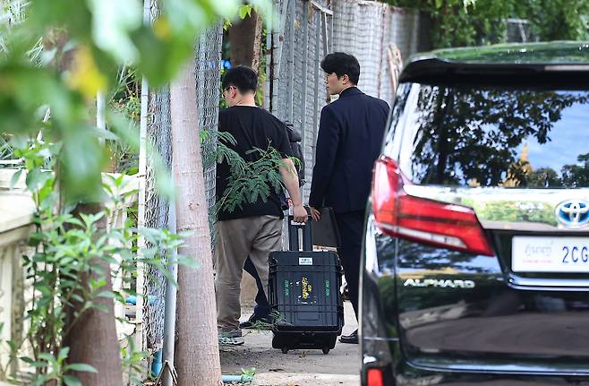 국립과학수사연구원 부검의, 담당 수사관 등이 20일(현지 시각) 캄보디아 프놈펜 턱틀라사원에서 지난 8월 보코산 지역의 온라인스캠범죄단지에 감금돼 고문 끝에 숨진 대학생 박모씨의 시신을 부검하기 위해 안치실로 들어가고 있다. /뉴스1