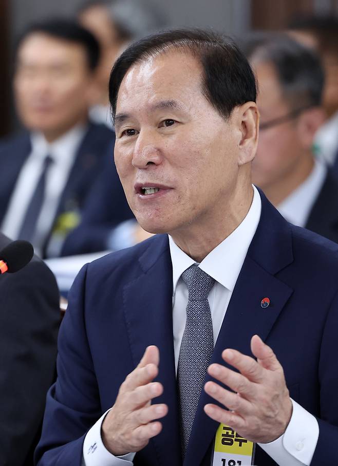 김동섭 한국석유공사 사장이 20일 강원 정선군 강원랜드에서 열린 국회 산업통상자원중소벤처기업위원회 국정감사에서 대왕고래 유망구조 시추사업 관련 질의에 답하고 있다. /연합뉴스