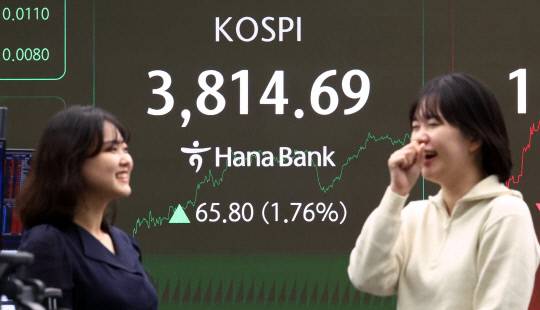 20일 서울 중구 하나은행 딜링룸 현황판에 코스피 지수 등이 표시되고 있다. 이날 코스피 지수는 전 거래일 대비 65.80포인트(1.76%) 오른 3,814.69에 장을 마감했다. 연합뉴스