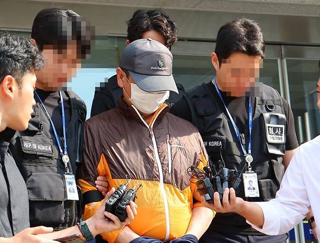 지난 7월 생일상을 차려준 아들을 사제 총기로 살해한 60대 남성 A씨. ⓒ연합뉴스