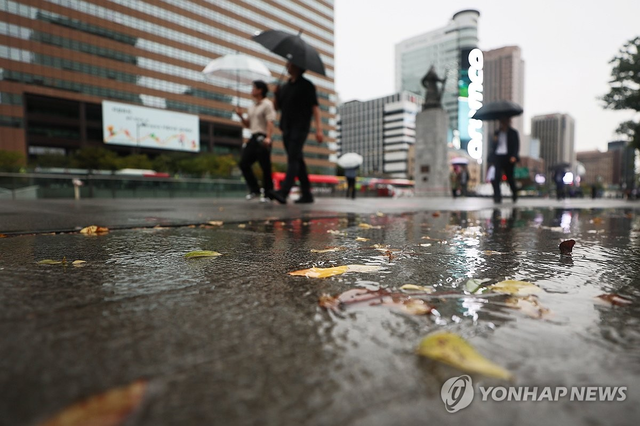 가을비 내리는 서울. 사진 연합뉴스.