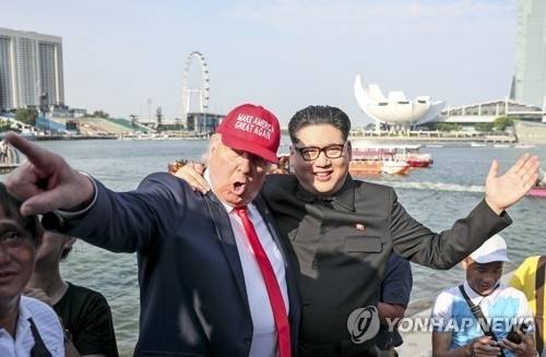 가짜 김정은‘ 하워드가 2018년 싱가포르에서 ’가짜 트럼프‘와 만난 모습. EPA 연합뉴스 자료사진