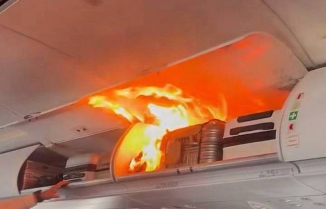 지난 18일 인천행 중국 여객기 안에서 발생한 리튬 배터리 화재. 사진=웨이보 캡처