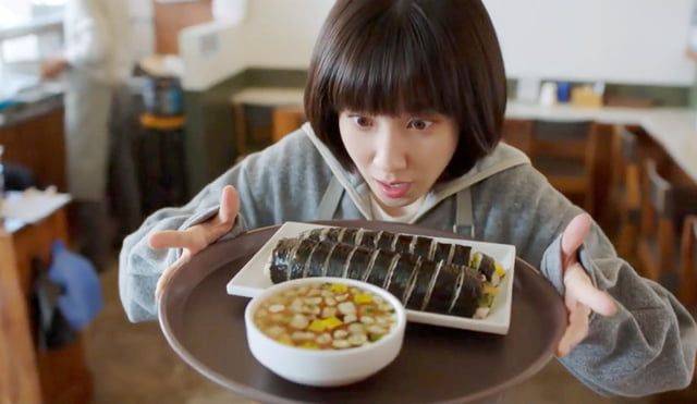 외국인 관광객들에게 인기가 많은 김밥. 사진은 드라마 '이상한 변호사 우영우'의 한 장면.