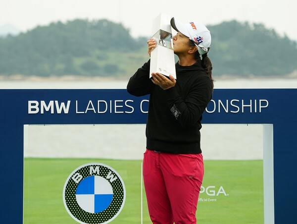 2025년 미국여자프로골프(LPGA) 투어 '가을 아시안 스윙' 두 번째 대회인 BMW 레이디스 챔피언십 우승을 차지한 김세영 프로가 우승 트로피를 들고 기념 촬영하는 모습이다. 사진제공=BMW 레이디스 챔피언십 대회 조직위원회 (사진을 무단으로 사용하지 마십시오.)