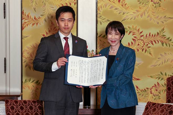 20일 다카이치 사나에 자민당 총재와 요시무라 히로후미 일본유신회 대표가 두 당의 연립 합의문을 들어보이고 있다. 로이터 연합뉴스