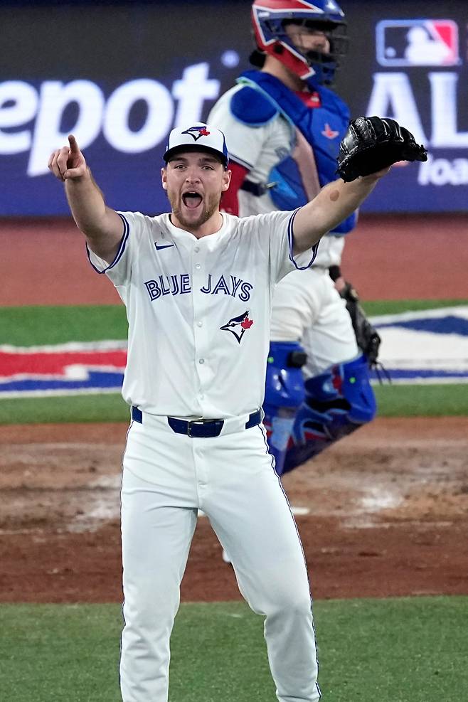 <yonhap photo-2539="">트레이 예새비지가 20일(한국시간) 열린 시애틀과 ALCS 6차전 4회 초 1사 만루에서 병살타로 실점 없이 위기를 넘기자 환호하고 있다. AP=연합뉴스&nbsp;</yonhap>