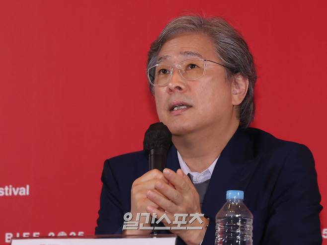 제30회 부산국제영화제(BIFF) 개막작 영화 '어쩔수가없다' 기자회견이 17일 오후 부산 해운대구 영화의전당 중극장에서 열렸다. 박찬욱 감독이 취재진과의 질의응답 시간을 갖고 있다. 서병수 기자 qudtn@edaily.co.kr /2025.09.17/