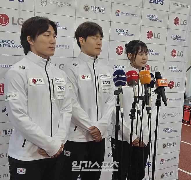 스켈레톤 대표팀 김지수(왼쪽부터) 정승기, 홍수정이 20일 평창올림픽슬라이딩센터 스타트하우스에서 열린 미디어데이서 새 시즌에 임하는 각오를 밝히고 있다. 평창=김우중 기자
