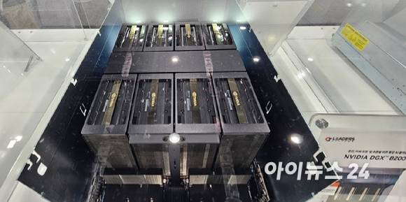 엔비디아의 '블랙웰' 아키텍처 기반 8개 GPU로 구성된 DGX-B200 시스템. 기업의 AI 인프라 구축을 위해 설계된 '통합 AI 플랫폼' 서버 제품으로, TSMC의 CoWoS 기술이 적용됐다. [사진=박지은 기자]