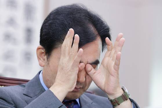 안규백 국방부 장관이 17일 서울 여의도 국회 법제사법위원회에서 열린 군사법원 등에 대한 국정감사에서 눈을 매만지고 있다. 뉴스1