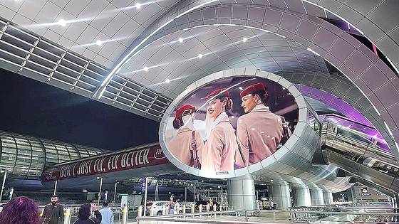 두바이 국제공항의 제3터미널은 인천공항 1터미널과 비슷한 규모로, 에미레이트 항공만 전용으로 사용하는 터미널이다. 3터미널 앞에 에미레이트 항공을 알리는 대형 전광판이 들어서 있다. 이수정 기자
