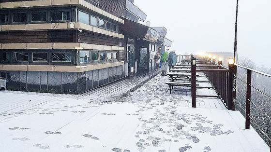 20일 오전 설악산 고지대에 올해 첫눈이 관측됐다. 올해 설악산 첫눈은 지난해(10월 19일)보다 하루 늦고 2023년(10월 21일)보다 1일 빠른 것이다. 사진 설악산국립공원사무소