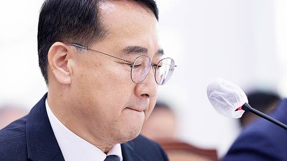 김인호 산림청장이 20일 서울 여의도 국회에서 열린 농림축산식품해양수산위원회 산림청 등에 대한 국정감사에 출석해 의원 질의를 듣고 있다. 뉴스1