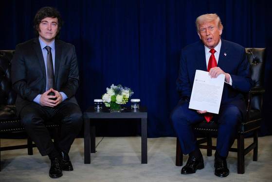 지난달 23일(현지시간) 제80차 유엔 총회에서 하비에르 밀레이 아르헨티나 대통령(왼쪽)과 도널드 트럼프 미국 대통령이 양자 회담을 진행했다. AFP=연합뉴스