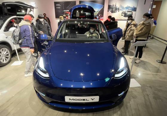 테슬라가 2021년 1월 국내 판매를 개시한 모델Y. 사진은 2021년 1월 13일 오전 서울 롯데백화점 영등포점에 전시된 테슬라 '모델Y'의 모습. 뉴스1