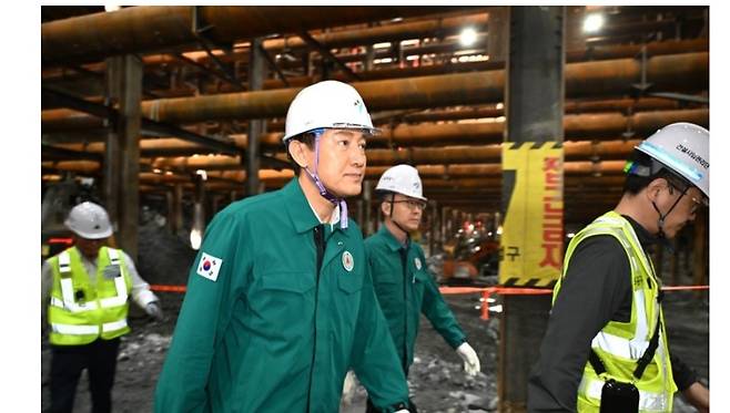 오세훈 서울시장이 지난 4월23일 영동대로 지하공간 복합개발사업 지하 암반 굴착 현장을 점검하고 있다. 서울시 제공.