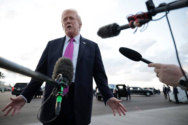 U. S. President Donald Trump speaks to members of the press after he landed at West Palm Beach International Airport on October 17, 2025 in West Palm Beach, Florida. President Trump is spending his weekend at Mar-a-Lago in Palm Beach, Florida. [AFP/YONHAP]