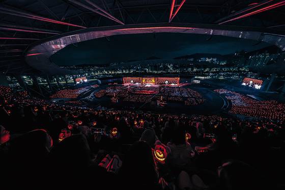 Stray Kids performs during its “dominATE: celebrATE” encore concerts, the finale of its “dominATE” world tour, held on Oct. 18 and 19 at Incheon Asiad Main Stadium. [JYP ENTERTAINMENT]