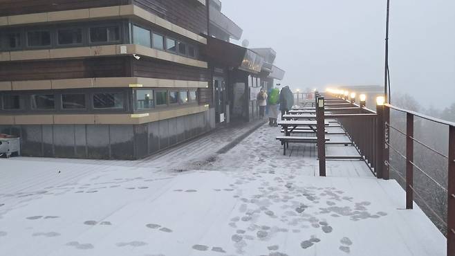 20일 오전 설악산 소청대피소에 눈이 쌓여있다. 설악산국립공원사무소 제공