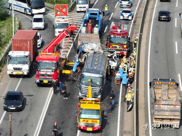 20일 평택시흥선 평택방향 남안산IC 부근에서 5중 추돌사고가 발생, 구조대원들이 화물차에 갇힌 운전자를 구조를 하고 있다. 이날 12시 22분께 안산시 단원구 신길동 남안산IC 인근에서 2.5t 화물차 2대를 비롯해 트레일러, 승용차 등 5대가 잇따라 충돌하는 사고가 났다. 조주현기자