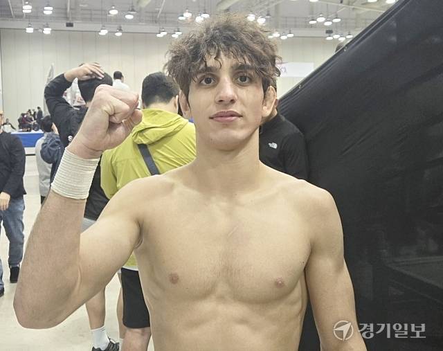 20일 BEXCO 제2전시장(5D,E)에서 전국체전 레슬링 남자 대학부 그레코로만형 60kg급 금메달을 획득한 모아이즈(한체대)가 기념 사진을 찍고 있다. 박상후기자