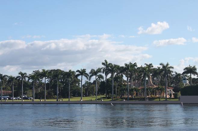 도널드 트럼프 대통령이 18일(현지시간) 머무르고 있는 팜비치의 마러라고 별장 모습. 연합뉴스