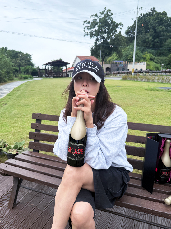 김희선은 “와인이 지닌 이야기처럼 바쁜 일상 속에서 잠시 멈춰 산책하듯 즐길 수 있는 편안한 와인이 되었으면 좋겠다”고 밝혔다. (금양인터내셔날 제공)