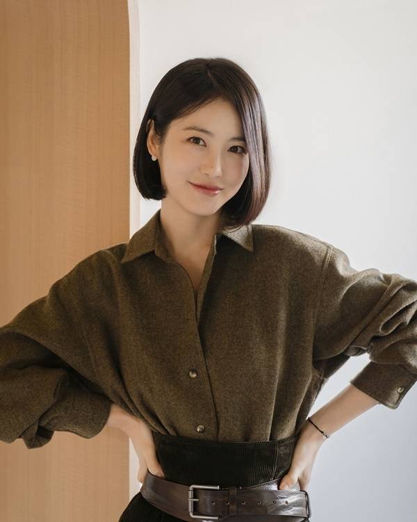 배우 신예은이 ‘백번의 추억’으로 연기 호흡을 맞췄던 김다미와의 케미에 대해 밝혔다.