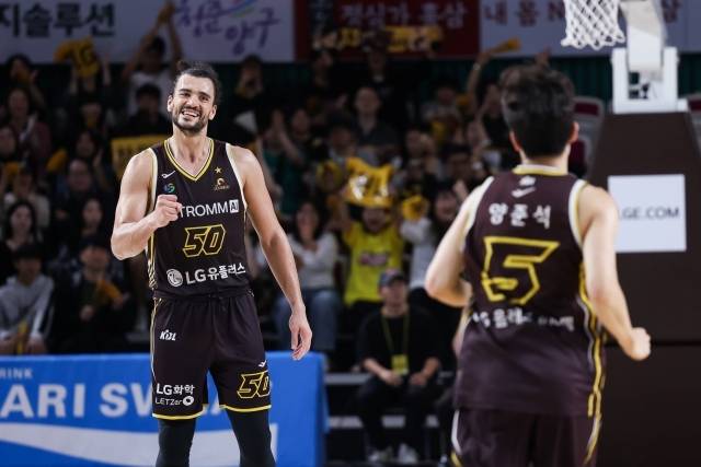 삼성은 마레이를 일대일로 막기 위해 노력했다. 이를 통해 마레이로부터 파생되는 외곽 찬스를 막으려고 했다. 하나, 그 누구도 마레이를 제어하지 못했다. 김효범 감독은 “마레이를 일대일로 충분히 막을 수 있다고 생각했다. 근데 28점 20리바운드를 내준 게 아쉽다”고 밝혔다. 사진=KBL 제공