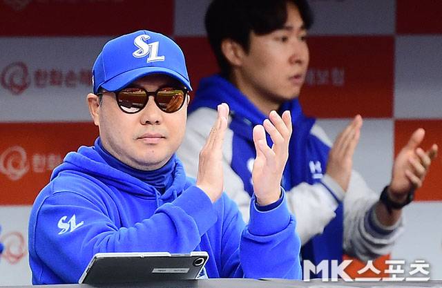 18일 오후 대전 한화생명볼파크에서 ‘2025 신한 SOL Bank KBO 포스트시즌’ 삼성 라이온즈와 한화 이글스의 플레이오프(5전 3선승제) 1차전이 열렸다. 삼성 박진만 감독이 경기를 지켜보고 있다. 사진(대전)=김영구 기자