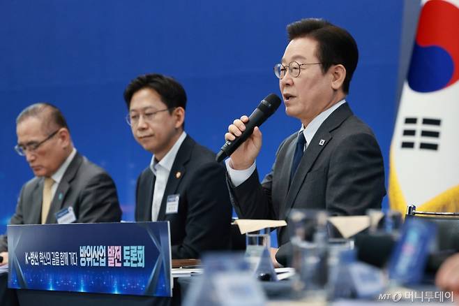 [고양=뉴시스] 고범준 기자 = 이재명 대통령이 20일 경기 고양시 일산서구 킨텍스에서 열린 방위산업 발전 토론회에서 발언하고 있다. 2025.10.20. bjko@newsis.com /사진=고범준