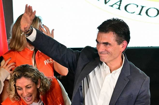 로드리고 파스 볼리비아 대통령 당선자가 19일(현지시간) 라파스에서 대선 결선 투표 결과 발표 후 승리를 축하하고 있다. /AFPBBNews=뉴스1