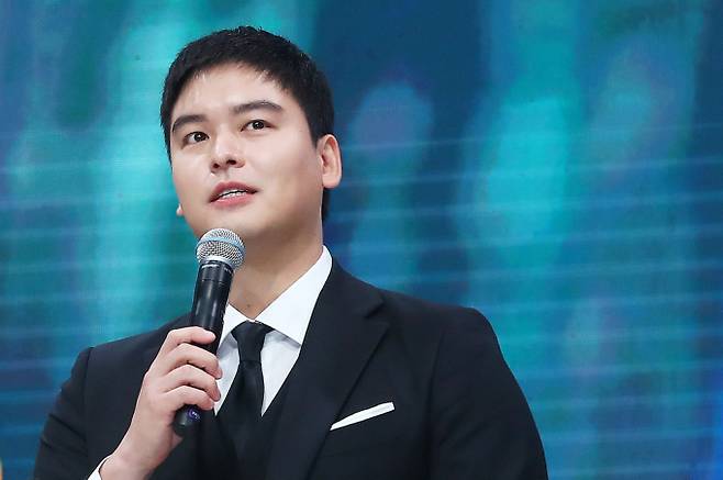 배우 이장우가 지난 19일 방송된 SBS 예능 '미운 우리 새끼'에 출연해 예비 신부 조혜원과의 첫 만남에 대해 밝혔다. 사진은 2023년 7월13일 배우 이장우가 서울 중구 크레스트72에서 열린 '2023 방송광고 페스티벌' 시상식에서 CF스타 우수상을 수상한 뒤 소감을 말하고 있는 모습. /사진=머니투데이