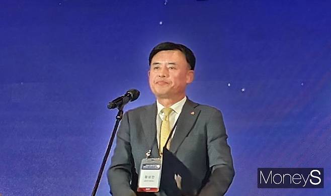 황성만 오뚜기 대표가 글로벌 사업에 대해 "다각도로 노력하고 있으니 시간을 갖고 지켜봐달라"고 말했다. 사진은 20일 오후 서울 영등포구 중소기업중앙회에서 열린 2025 식품산업 ESG 공동실천 선언식에서 공동선언을 하는 황 대표의 모습. /사진=황정원 기자