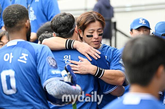 19일 오후 대전광역시 중구 대전한화생명볼파크에서 진행된 '2025 프로야구 KBO리그 포스트시즌' 플레이오프(PO) 2차전 한화이글스와 삼성라이온즈의 경기. 삼성 강민호가 7회말을 무실점으로 막은 최원태와 포옹을 하고 있다./대전 = 송일섭 기자