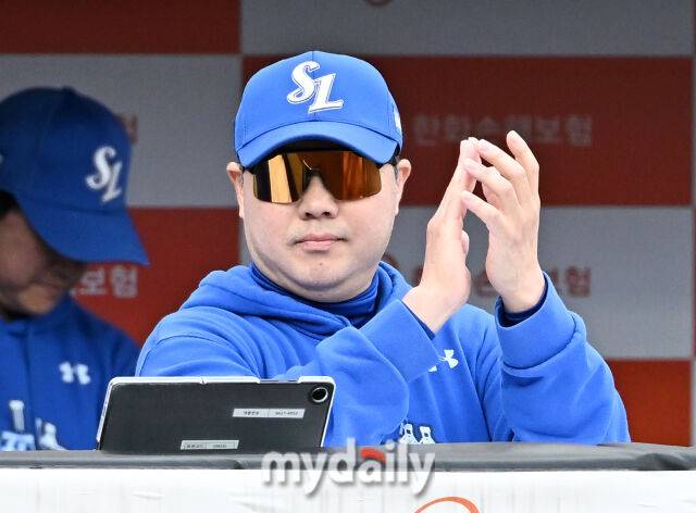 19일 오후 대전광역시 중구 대전한화생명볼파크에서 진행된 '2025 프로야구 KBO리그 포스트시즌' 플레이오프(PO) 2차전 한화이글스와 삼성라이온즈의 경기. 삼성 박진만 감독이 선수들에 박수를 치고 있다./대전=송일섭 기자 andlyu@mydaily.co.kr