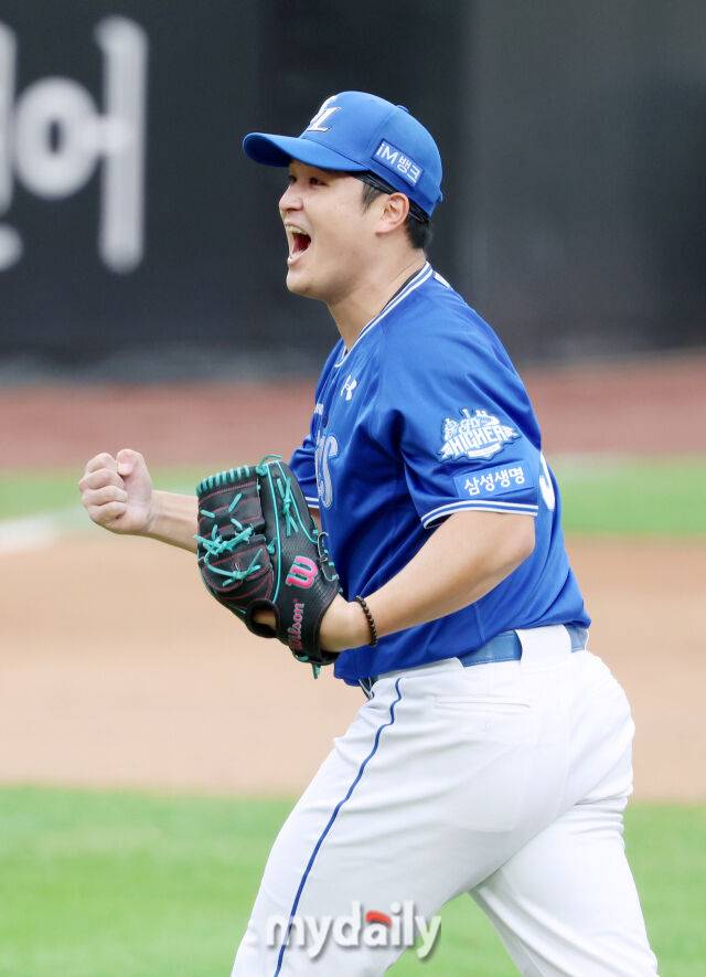 19일 오후 대전광역시 중구 대전한화생명볼파크에서 진행된 '2025 프로야구 KBO리그 포스트시즌' 플레이오프(PO) 2차전 한화이글스와 삼성라이온즈의 경기. 삼성 최원태가 7회말을 무실점으로 막은 뒤 포효하고 있다./마이데일리