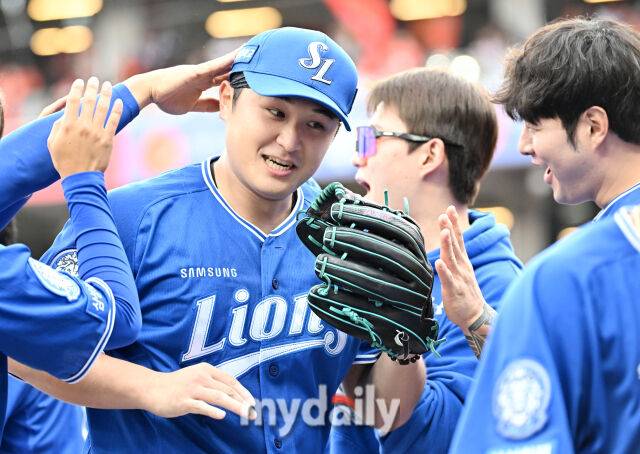 19일 오후 대전광역시 중구 대전한화생명볼파크에서 진행된 '2025 프로야구 KBO리그 포스트시즌' 플레이오프(PO) 2차전 한화이글스와 삼성라이온즈의 경기. 삼성 최원태가 7회말을 무실점으로 막은 뒤 덕아웃에서 환호하고 있다./마이데일리