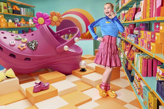 크리에이티브 디렉터 크리스 스카일스와 작업을 통해 올해 초 공개된 크록스&지비츠 캠페인 광고 [크리스 스카일스 홈페이지]