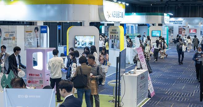 17일 서울 강남구 코엑스 그랜드볼룸 내 헤럴드머니페스타 2025 행사장을 찾은 관람객들이 부스를 둘러보고 있다.   임세준 기자