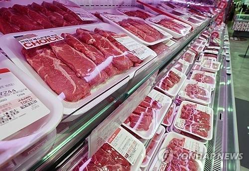 마드에 랩 포장된 고기가 진열돼 있다. [연합]