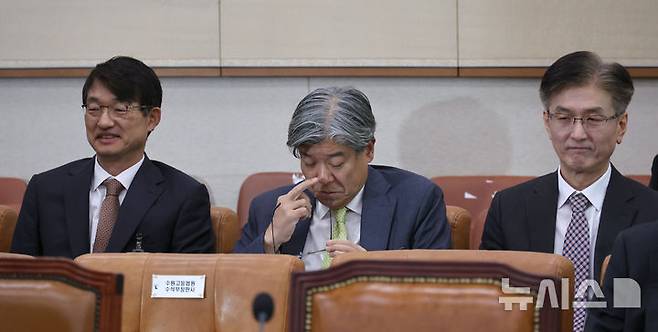 [서울=뉴시스] 김금보 기자 = 김재호(가운데) 춘천지방법원장(나경원 국민의힘 의원 배우자)이 20일 서울 여의도 국회에서 열린 법제사법위원회의 서울고등법원 등에 대한 국정감사에 출석해 있다. 2025.10.20. kgb@newsis.com