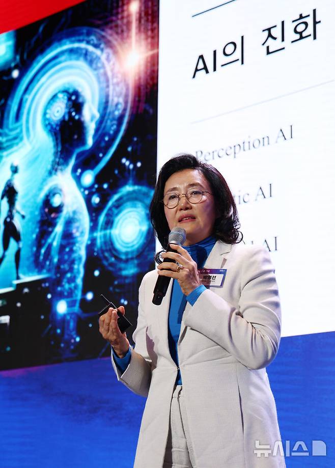 [서울=뉴시스] 조성우 기자 = 박영선 전 중소벤처기업부 장관이 20일 서울 용산구 드래곤시티호텔에서 열린 뉴시스 창사 24주년 기념 '10년 후 한국' 포럼에서 세션1 혁신, 대한민국의 미래 경쟁력 기조 강연을 하고 있다. 2025.10.20. xconfind@newsis.com